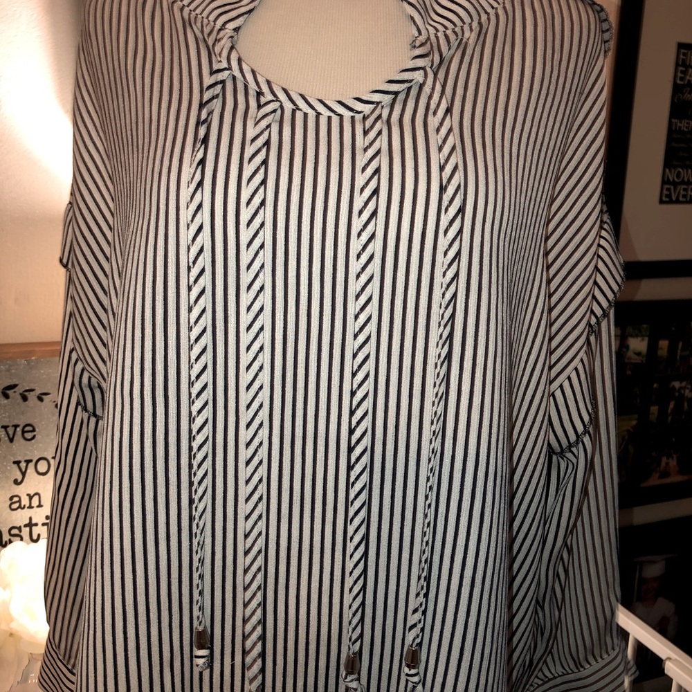 Amaryllis blouse. Size Large. - Picture 12 of 13